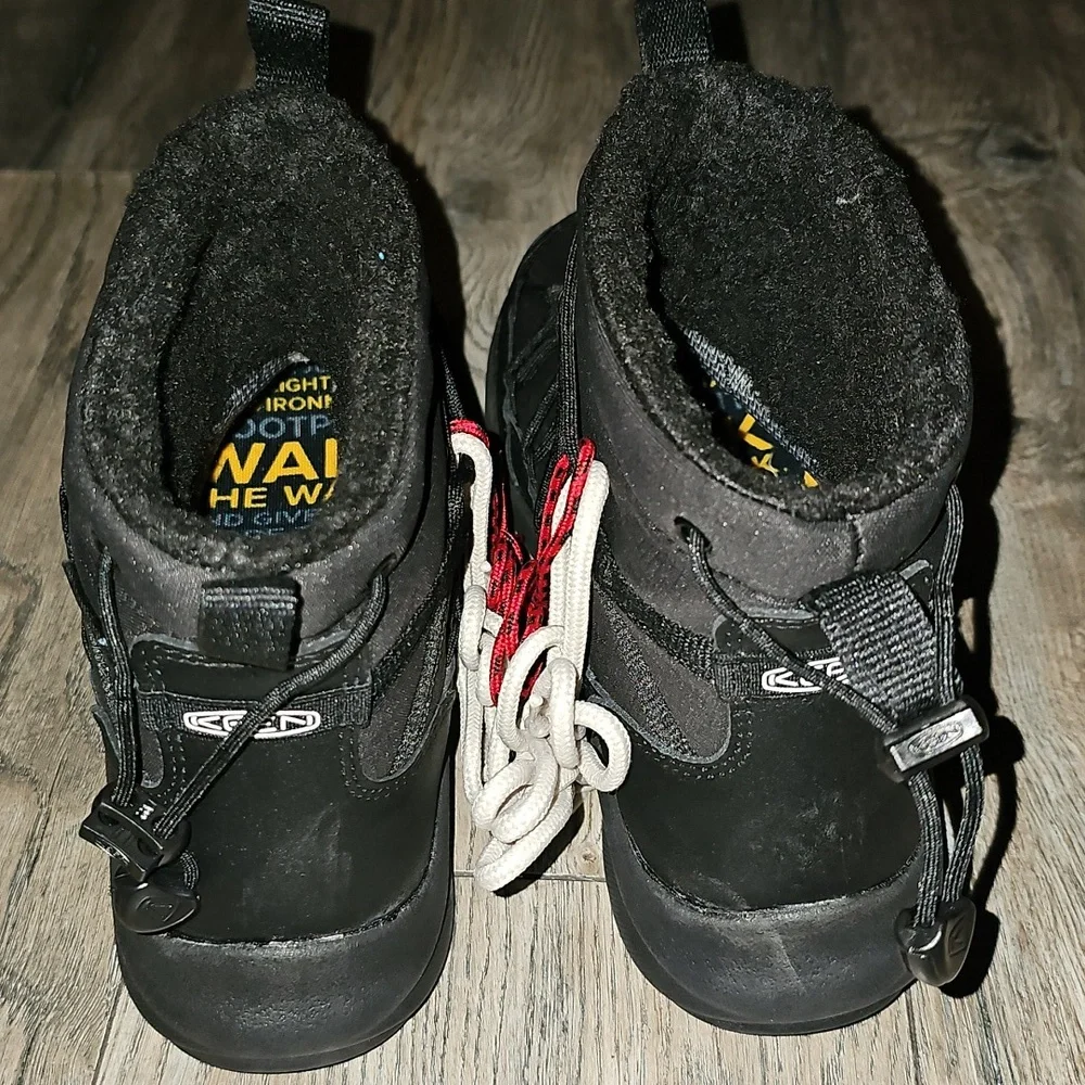 KEEN Unseen SNK Chukka Black and Red Winter Boots 8 Black Water Proof New